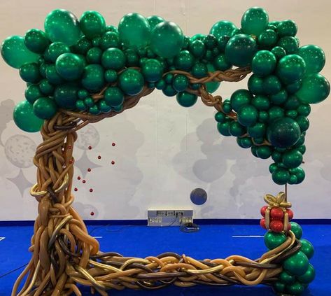 Woodland Theme Balloons, Enchanted Forest Balloon Decorations, Enchanted Forest Theme Balloon Arch, Balloon Waterfall, Gender Reveal Balloon Ideas, Ballon Tree, Balloon Tree Diy, Tree Balloon Arch, Balloon Color Schemes