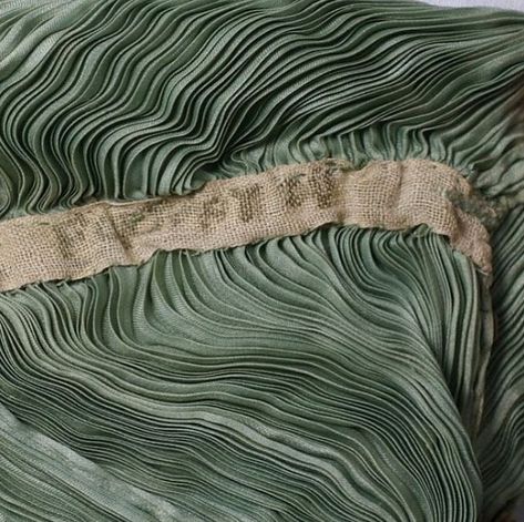 143 vind-ik-leuks, 2 reacties - Sheena (@sheena.miyake) op Instagram: '⛰via @sophiepinet #textile #landscape #texture #moment' Fortuny Delphos, Fortuny Pleats, Fortuny Fabric, Mariano Fortuny, 1910s Fashion, Textile Fiber Art, Vintage Couture, Pleated Fabric, Historical Clothing