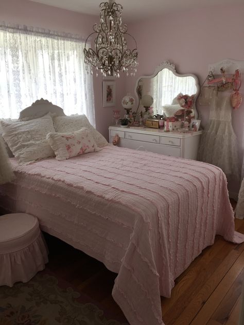 Small Coquette Room, Teen Bedroom Designs, Chic Bedroom Decor, Girly Room, Shabby Chic Bedrooms, Pretty Room, Dreamy Room, Dream Room Inspiration, Room Makeover Bedroom