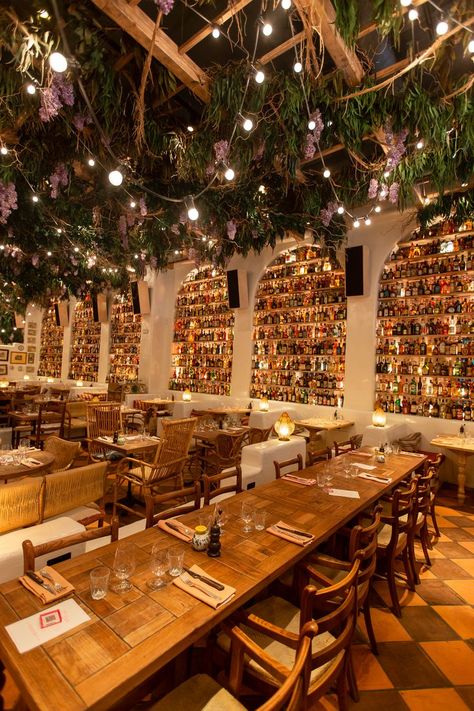 A guide to 10 of the most instagrammable restaurants in London, including all the most aesthetic, photogenic spots for a bite to eat in the city. Best Restaurants London, London Places To Eat, Instagrammable Restaurants, Restaurants For Birthdays, London In October, London Cheap, London Cafe, Restaurant In London, London Bucket List