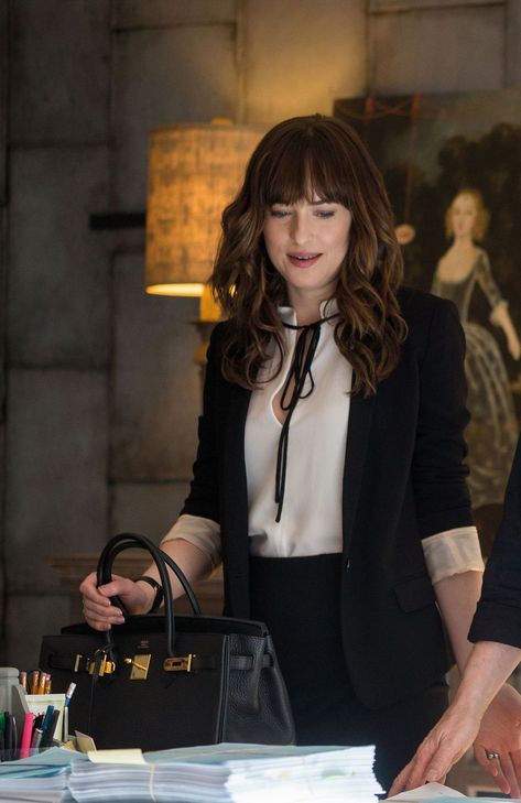 Cincuenta sombras liberadas - Copia los estilismos de Anastasia Steele Anastasia Steele Outfits, Portret Feminin, Anastasia Grey, Dakota Johnson Style, Look Office, Anastasia Steele, Fifty Shades Freed, Cotton Outfit, Outfit Chic