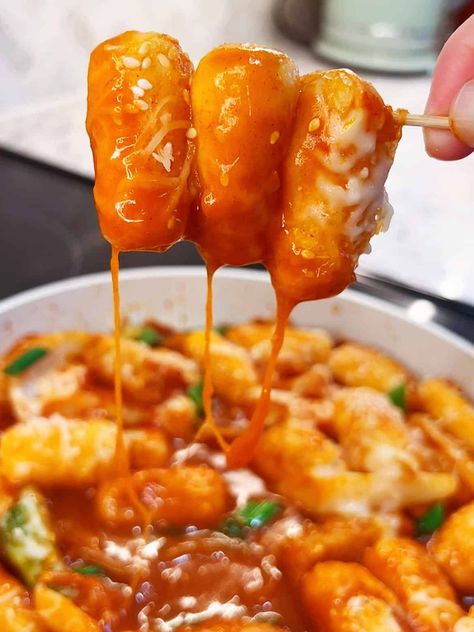 Cheese Teokkboki, Cheese Tobokki, Cheese Tteokbokki Aesthetic, Tekkboki Recipe, Cheesy Tteokbokki Recipe, Tabokkie Recipe, How To Make Teokkboki Rice Cake, Toppoki Recipe Korea, How To Make Tteokbokki