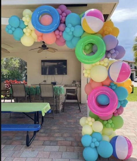 Summer Pool Party Decor, Summer Vibes Party Ideas, Pool Party 4th Birthday, 5th Birthday Pool Party Ideas Girl, Apartment Pool Party Ideas, Beginning Of Summer Party, Pool Party For Kids Birthday, Summer Balloons Decoration, Bring Your Own Pool Party Backyards