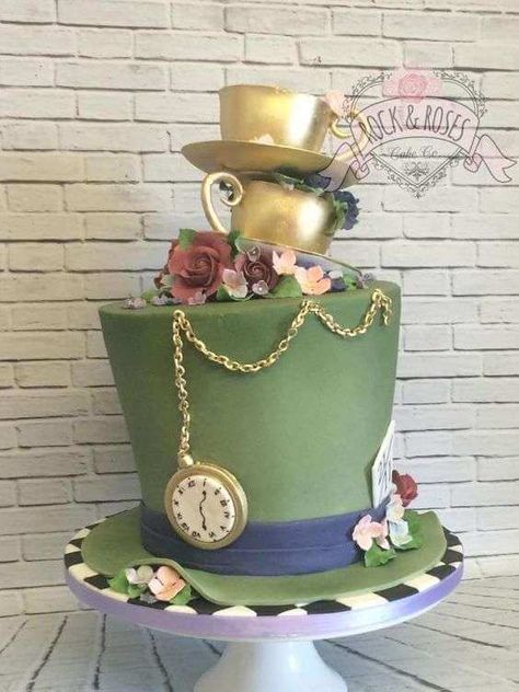 Alice in Wonderland Mad Hatter Cake, Piñata Cake, Cake Paris, Mad Hatters Tea Party, Tea Party Cake, Alice In Wonderland Tea Party Birthday, Alice In Wonderland Cakes, Alice Tea Party, Alice In Wonderland Wedding