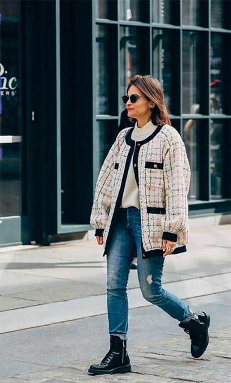 the oversized cardigan Cardigan Street Style, Tweed Jacket Outfit, Chanel Cardigan, Elegant Classy Outfits, Mode Tips, Cardigan Outfit, Winter Mode, Elegante Casual, Kaia Gerber