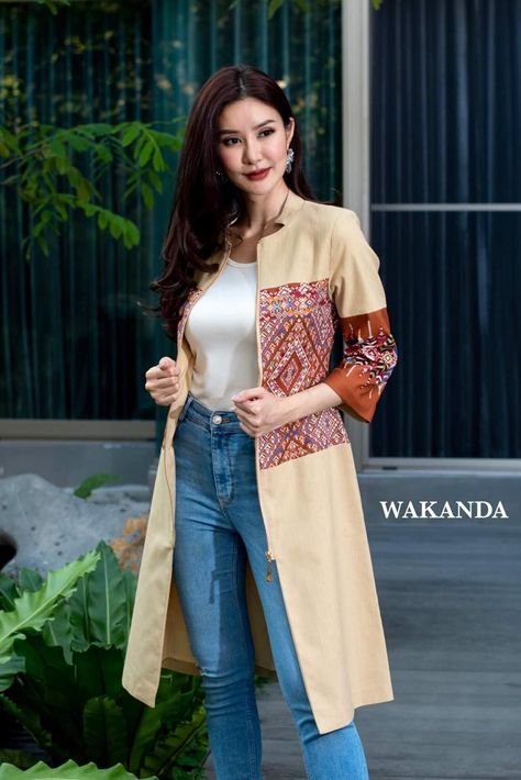 Outer Fashion Style Casual, Etnik Modern Style, Batik Blazer, Dress Muslim Modern, Saree Jacket Designs, Lace Dress Design, Mode Kimono, Traditional Dresses Designs, Upcycle Shirt