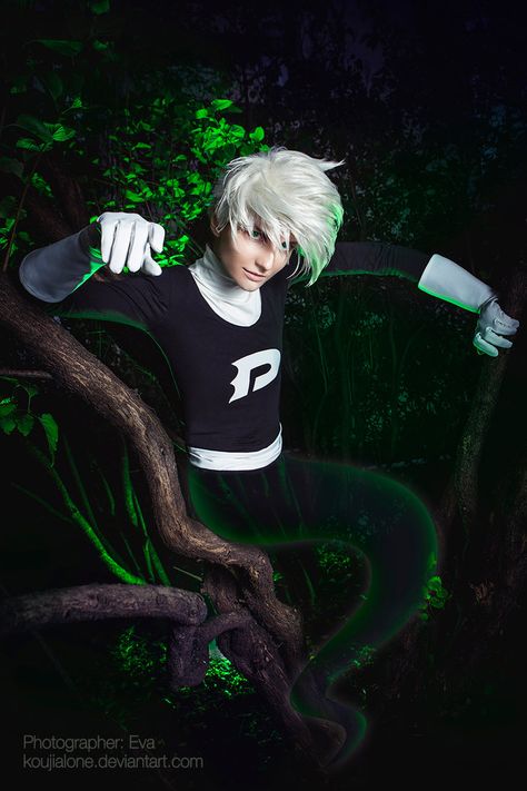 Danny Phantom cosplay: a ghost on a tree by KoujiAlone Danny Phantom Cosplay, Phantom Costume, Cosplay Tumblr, Nickelodeon Shows, Nerd Love, Danny Phantom, A Ghost, Best Cosplay, Look At Me