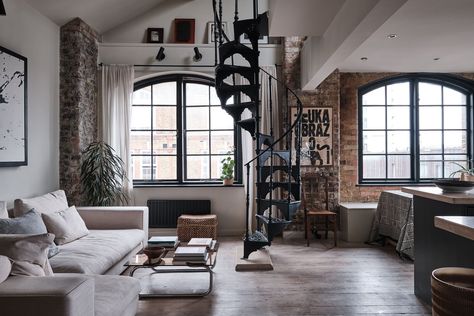 Warehouse Apartment, Warehouse Living, Converted Warehouse, Apartment Decorating Living, Warehouse Home, Trendy Apartment, Room Furniture Design, Converted Barn, Loft Industrial