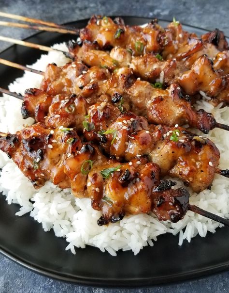 Teriyaki Chicken Skewers – Delicious marinated teriyaki chicken grilled to perfection and finished with a delicious teriyaki basting sauce. Classic Coleslaw Recipe, Teriyaki Chicken Skewers, Pollo Teriyaki, Teriyaki Recipe, Homemade Coleslaw, Resep Salad, Grilled Teriyaki Chicken, Chicken Kabobs, Coleslaw Recipe