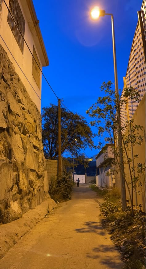 Earthship Home, Muslim Couple Photography, New Pic, Blue Aesthetic Pastel, Story Ideas Pictures, Iphone Wallpaper Images, Night Scenery, Night Vibes, Photo Poses For Couples