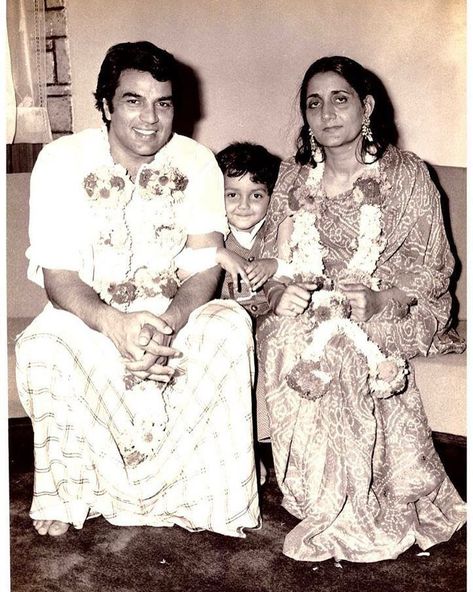 Veteran actor, Dharmendra's first wife, Prakash Kaur, turned a year older. Their children, Sunny Deol and Bobby Deol, penned a cute note to make their mother's day super special. We all know Prakash Kaur had always stayed away from the media. She was never seen gracing any award shows or red carpet events to cheer for Sunny and Bobby.    For the uninitiated, Dharmendra had tied the knot with Prakash Kaur in the year 1957 when she was just nineteen years old, and Sunny Deol is the first c Bobby Deol, Sunny Deol, Old Film Stars, Bollywood Pictures, Retro Bollywood, Bollywood Photos, Bollywood Couples, Vintage Bollywood, Powerful Images