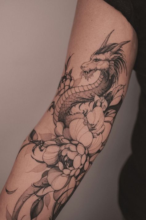 Arty's Floral Fantasies: How This Berlin-Based Artist Redefined Botanical Tattoos! | iNKPPL Dragon Shoulder Tattoo, Dragon Arm Tattoo, Botanisches Tattoo, Butterfly Tattoos On Arm, Black Line Tattoo, Bright Tattoos, Lady Bug Tattoo, Rose Tattoos For Women, Fantasy Tattoos