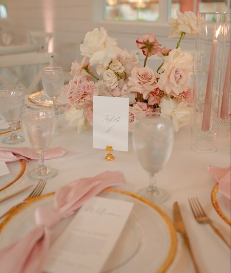 Light Pink Roses Wedding, Light Pink Table Decor, Round Table Floral Centerpieces, Inexpensive Centerpiece Ideas, Light Pink And White Wedding, Round Wedding Table Decorations, Blush And Cream Wedding, Wedding Entry Table, Christening Theme