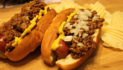 The Perfect Homemade Coney Dog Greek Hot Dog Sauce Recipe, Hot Dog Chili Recipe, Hot Dog Sauce Recipe, Hotdog Chili Recipe, Coney Sauce, Chilli Dogs, Greek Sauce, Hot Dog Rolls, Hot Dog Sauce