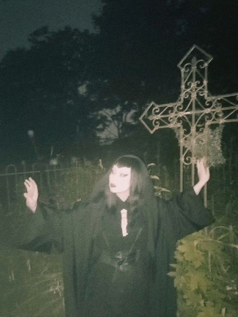 Goth Cemetery, Gothic Cemetery, Goth Girl Aesthetic, Gloomy Aesthetic, Dark Gothic Fashion, Types Of Goth, Traditional Goth, Gothic Music, Night Witches