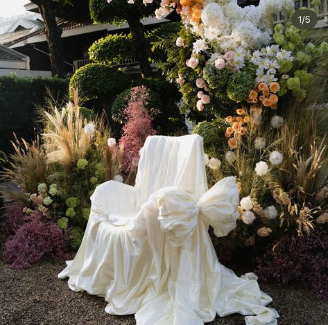 Lux Wedding Decor, Elevated Backyard Wedding, Wedding Booth Ideas, Surreal Wedding, Avant Garde Wedding, Bridal Shower Chair, At Home Wedding, Vans Girl, Wedding Decor Ideas