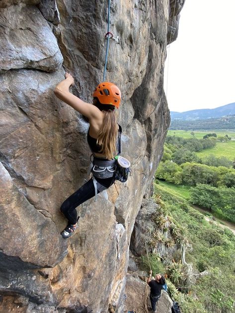 Bouldering Women, Rock Climbing Aesthetic, Climbing Photography, Boulder Climbing, Photography Sport, Outdoor Girls, Sport Climbing, Sports Aesthetic, Summer Waves