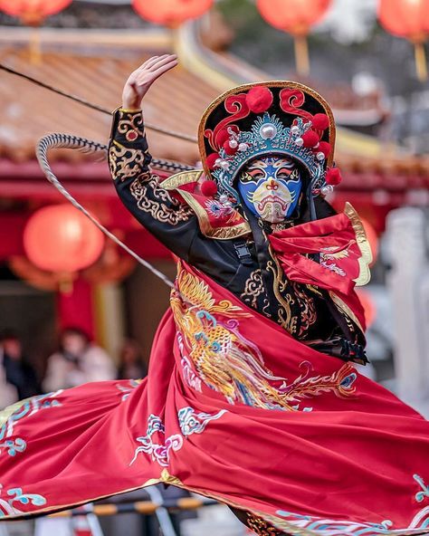 Messy Photos, Bian Lian, Middle Eastern Fashion, Chinese Opera, Leo Season, Chinese Hanfu, Fancy Outfits, Fantasy Clothing, Photoshoot Poses