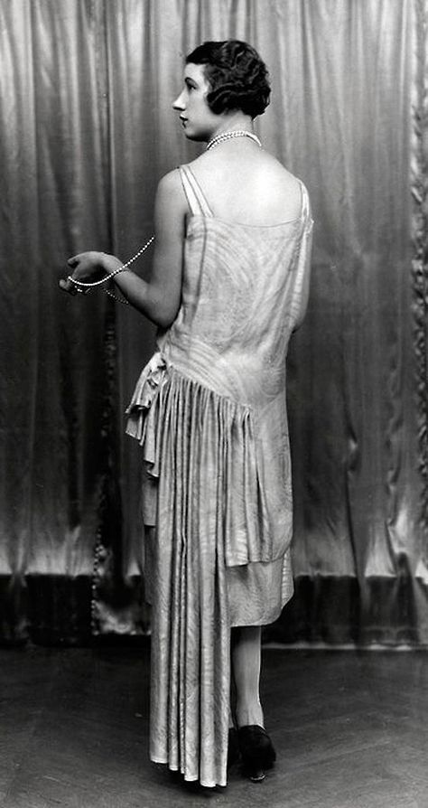 Back view of a 1927 dress by Paul Poiret. Twenties Dress, Style Année 20, Isadora Duncan, Paul Poiret, 1920 Fashion, Jean Patou, Louise Brooks, 20th Century Fashion, 20s Fashion