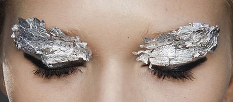 Silver foil. Love Silver Makeup, Silver Eyeshadow, Winged Eye, Runway Makeup, Silver Eye, Make Me Up, Makeup Art, Silver Leaf, Beauty Inspiration