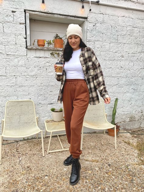 Womens Loose Pants Outfits, Crop Pants Winter Outfit, Brown Joggers Outfit Women Casual, Orange Joggers Outfit Women, Peach Joggers Outfit, Jogger Boots Outfit, Rust Joggers Outfit, Burnt Orange Joggers Outfit, Joggers With Boots Woman