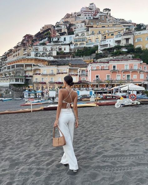 CINDY MELLO on Instagram: "Dinner in Positano 🇮🇹❤️" Italy Spring Outfits, Beach Dinner Outfit, Costa Amalfi, Amalfi Coast Outfits, Europe Outfits Summer, Eurotrip Outfits, Dinner Outfit Classy, Italy Positano, Coast Outfit