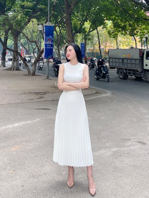 White Midi Skirt Outfit, Midi Silk Skirt, High Waisted Linen Pants, Midi Skirt Outfit, White Midi Skirt, Linen Crop Top, Linen Crops, White Midi, Fabric Suppliers