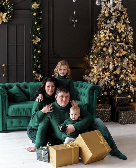 Diy Christmas Photoshoot, Christmas Mini Shoot, Christening Photography, Family Holiday Pictures, Christmas Poses, Christmas Family Photoshoot, Family Christmas Outfits, Winter Family Photos, Holiday Mini Session