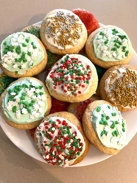 Easy Cake Mix Christmas Cookies Yellow Cake Mix Christmas Cookies, Cake Mix Christmas Cookies, Velveeta Fudge, White Cake Mix Cookies, Christmas Loaf, Pumpkin Loaf, Apple Dump Cakes, Delicious Christmas Cookies, Christmas Cookies Easy