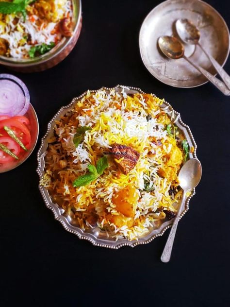 Aloo- Kathal ki Biryani/ Jackfruit Biryani Indian Biryani, Dum Biryani, Dinner Today, Roasted Cashews, Biryani Recipe, Red Chili Powder, Coriander Powder, Fried Onions, I Want To Eat