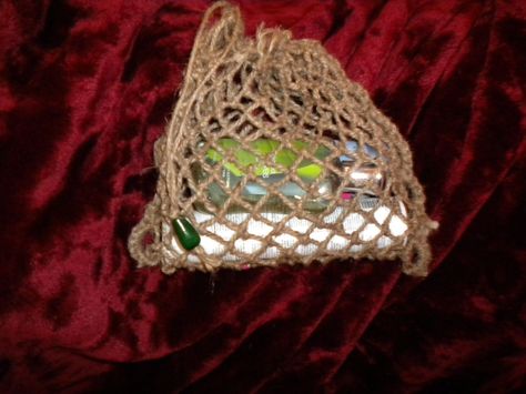 Make your own net bag. I'm trying this with plarn. I think spun plarn or plarn spun with yarn might be better. The raw loops are being slippery. Diy Net Bags, Mummy Craft, Net Making, Hemp Bag, Bottle Covers, Bags Diy, Storage Place, Diy Bags, Net Bag