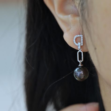 These black pearl drop earrings are the perfect blend of sophistication and modern elegance. Available in both gold and silver finishes, they feature AAA-grade Tahitian pearls, cubic zirconia accents, and a contemporary chain-link design, making them ideal for any luxurious occasion. 🖤 Welcome to Mørkt Lys 🖤 In Danish, "mørkt lys" means "dark light." Our passion is crafting exquisite Tahitian black pearl jewelry, celebrated for its timeless beauty and effortless elegance. ✨ Product Details ✨ *