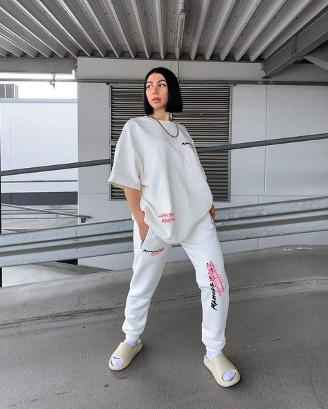 Slides Outfit, Denzel Curry, Sweatpants For Women, White Slides, Women Slides, Adidas Girl, Sweatpants Set, Black Crop, Outfit Idea