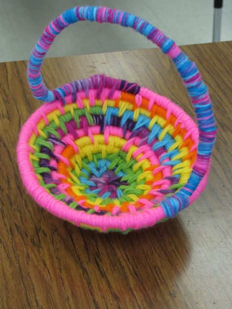 5th grade yarn basket weaving; art teacher: Susan Joe 3d Art Projects, Weaving For Kids, Yarn Basket, Yarn Gifts, 5th Grade Art, Craft Classes, Elementary Art Projects, Weaving Projects, School Art Projects