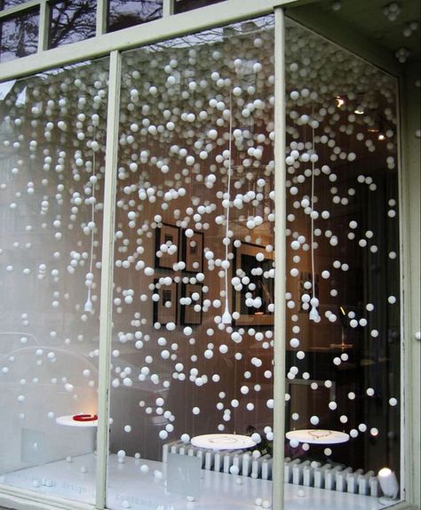 Easy and Inexpensive Christmas Window Decoration Ideas – HomeCrux Christmas Shop Displays, Winter Window Display, Christmas Shop Window, Vitrine Design, Christmas Window Decoration, Holiday Window Display, Window Display Retail, Decoration Vitrine, Fest Temaer