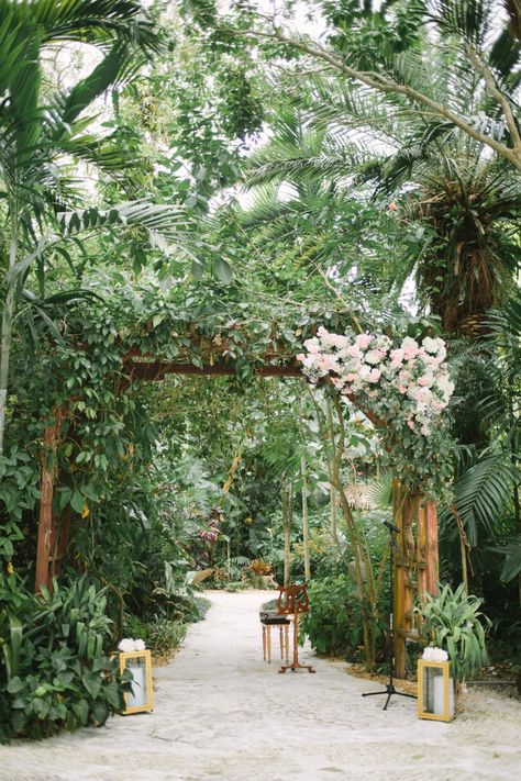 Tropical Miami Redlands Wedding - South Florida Wedding Photographer Tropical Wedding Venue Ideas, Tropical Florida Wedding, South Florida Wedding Venues, Tropical Wedding Venue, Walton House, Blush And Gold Wedding, Miami Beach Wedding, Miami Wedding Venues, Pool Wedding