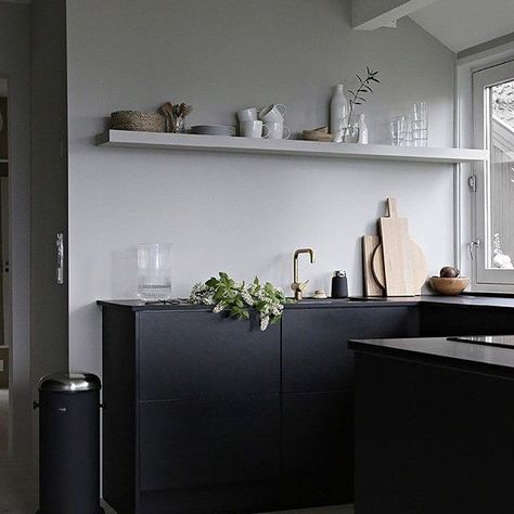 Inspiration #jilsander Cottage Kitchen Renovation, Scandinavian Furniture Design, Decor Ikea, Scandinavian Kitchen, Simple Kitchen, Minimalist Kitchen, Black Kitchens, Interior Design Kitchen, White Kitchen