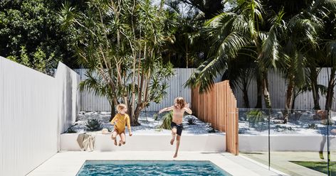 Drawing on her considerable design experience, interior stylist Kristin Rawson has made quite a splash in her own Sydney backyard. Glamorous Interiors, Top Architects, Beach Retreat, Most Beautiful Gardens, Australian Architecture, Modern Beach House, Victorian Terrace, Interior Renovation, Plunge Pool