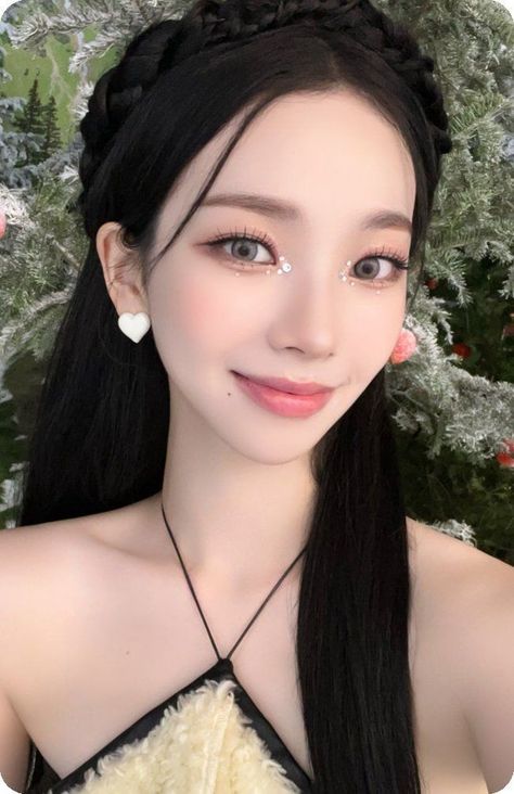 Snowflake Makeup, Playful Makeup, Fancy Holiday Party, Christmas Makeup Looks, Gradient Lips, Christmas Makeup Look, Kpop Photocards, Holiday Glam, Christmas Makeup