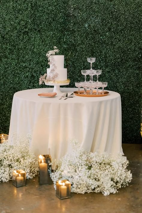 Table Cake Decoration Ideas, Babys Breath Wedding Decorations, Champagne Table Display, Birthday Cake Table Ideas, Baby Breath Wedding Decor, Cake Table Decorations Wedding, Wedding Cake Display Ideas, Cake Wedding Table, White And Champagne Wedding