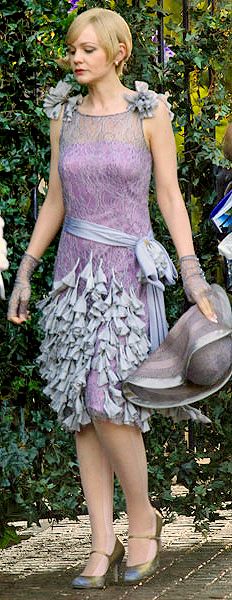 "Daisy's face, tipped sideways beneath a three- cornered lavender hat..." Light purple: evokes romantic and nostalgic feelings The Great Gatsby Movie, Look Gatsby, Gatsby Movie, Gatsby Girl, Style Année 20, Gatsby Look, Daisy Buchanan, Gatsby Costume, Great Gatsby Dresses