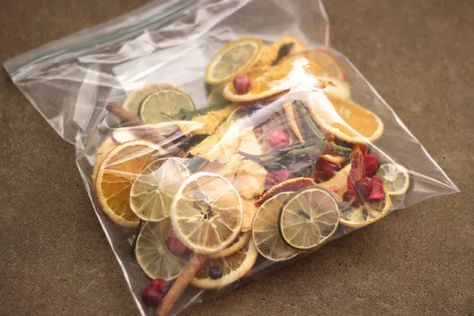 Citrus Potpourri, Potpourri Diy, Dried Potpourri, Homemade Potpourri, Simmer Pot Recipes, Simmering Potpourri, Potpourri Recipes, Natural Christmas Decor, Pot Pourri