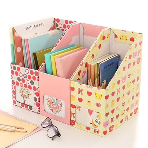 ▷ Organizador de libros con cajas de cartón ✅ Magazine Storage Boxes, Diy Desk Organization, فن الرسم بالمسامير, Penyimpanan Makeup, Carton Diy, Desk Organization Diy, Cardboard Crafts Diy, Cardboard Box Crafts, Diy Storage Boxes