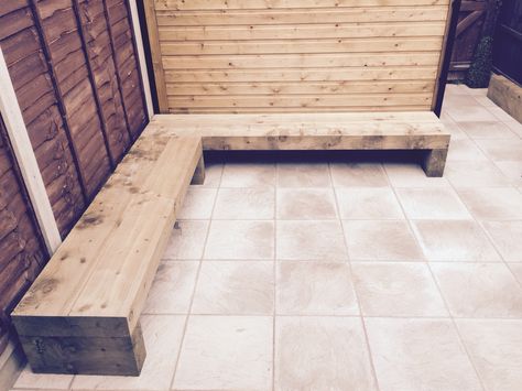 Railway sleeper corner bench Garden Furniture Diy, Outdoor Corner Bench, Railway Sleepers Garden, Garden Table Plans, Sleepers In Garden, Garden Storage Bench, Garden Bench Plans, Garden Bench Seating, Outdoor Bench Seating