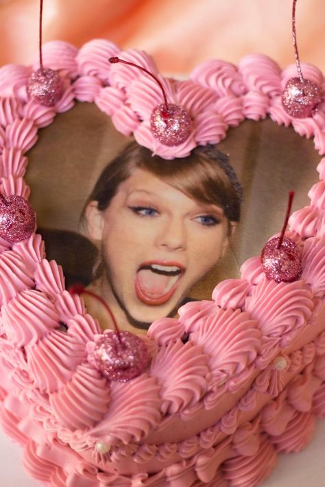 Taylor Swift Vintage Cake Taylor Swift Cakes, Cake Taylor Swift, Bolo Taylor Swift, Taylor Swift Vintage, Taylor Swift Cake, Taylor Swift Birthday Party Ideas, Taylor Swift Fotos, Swift Party, Pastry Design