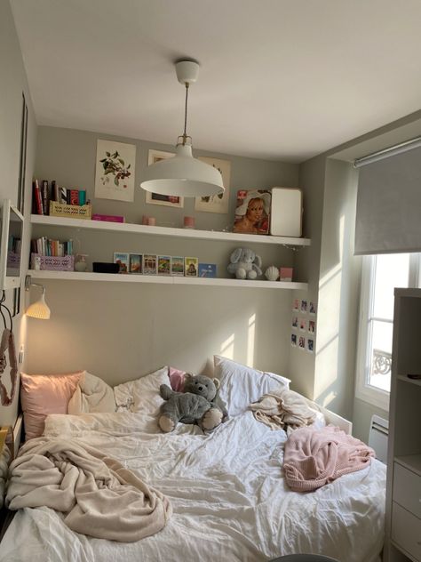 Twin Bed Set Up, Cute Full Beds, Cute Bed Aesthetic, Small Room Layout Ideas Bedroom, Window Side Bed Ideas, Uni Room Aesthetic Uk, Aesthetic Room Inspo Cozy, Rectangle Room Layout Bedrooms, Uni Room Ideas Uk Halls