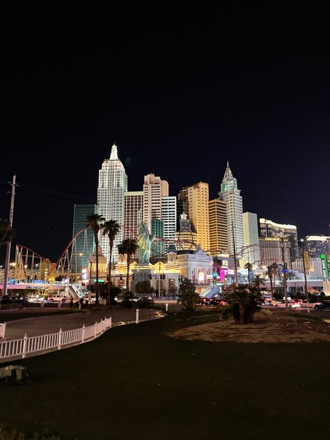 Aesthetic Vegas Pictures, Superbowl Fits, Las Vegas Aesthetic Night, Lad Vegas, Nevada Aesthetic, Lv Aesthetic, Las Vegas Aesthetic, Pretty Streets, Laughlin Nevada