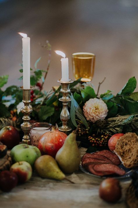 Banquets & Bonfires Autumn Wedding Ideas Fall Neutral Tablescapes, Hobbit Tablescape, Fall Harvest Wedding Theme, Fruit Tablescape Wedding, Autumn Wedding Tablescape, Fruit Wedding Decor, Autumnal Tablescape, Autumn Fruits And Vegetables, Fruit Tablescape