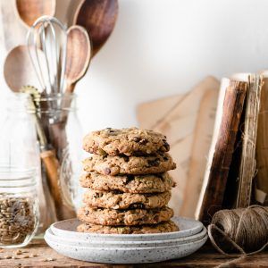 Sunflower Seed Cookies are chewy oatmeal cookies packed full of sunflower butter, sunflowers seeds, pumpkin seeds, dried cherries and dark chocolate chips. #chewyoatmealcookies #oatmealcookies #sunflowerseedcookies #sunflowerbutter #sunbutter #twocupsflour Cookies Photography, Chewy Oatmeal Cookies, Food Photography Dessert, Seed Cookies, Granola Cookies, Baking Photography, Breakfast Cookies Healthy, Oatmeal Cookies Chewy, Photography Shoot