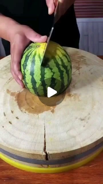 Watermelon Carving Easy, Carving Fruit, Chicken Thigh Recipes Boneless, Fruit Platter Designs, Watermelon Art, Watermelon Carving, Amazing Food Decoration, Amazing Food Art, Creative Food Art